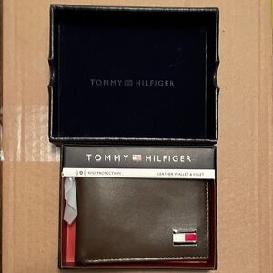 Tommy Hilfiger Dark Brown Leather Wallet with Logo
